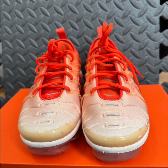 Nike Women's Air Vapormax Plus Orange Gradient Running Shoes - Picture 10 of 11